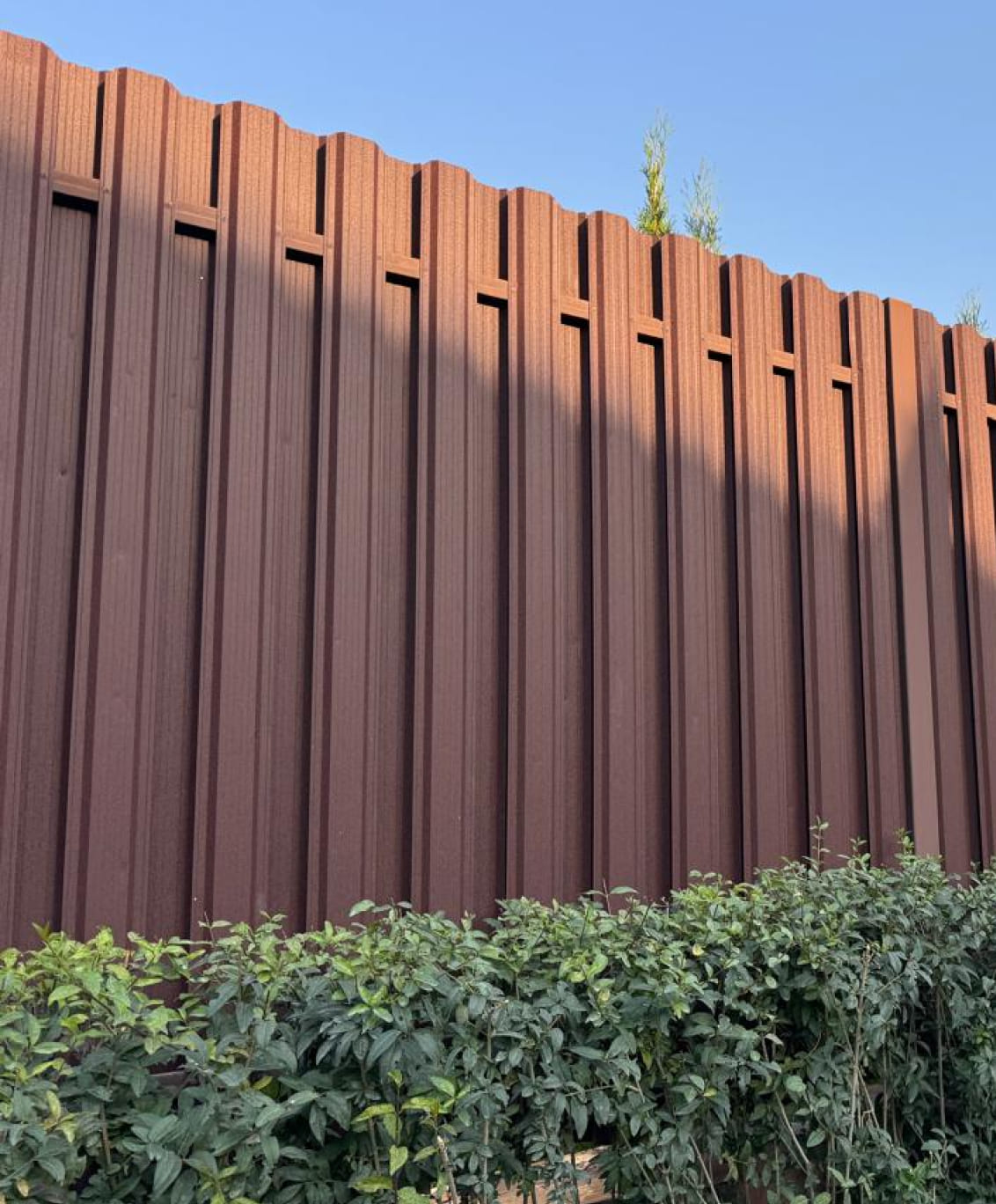 евроштакетник для забора коричневый