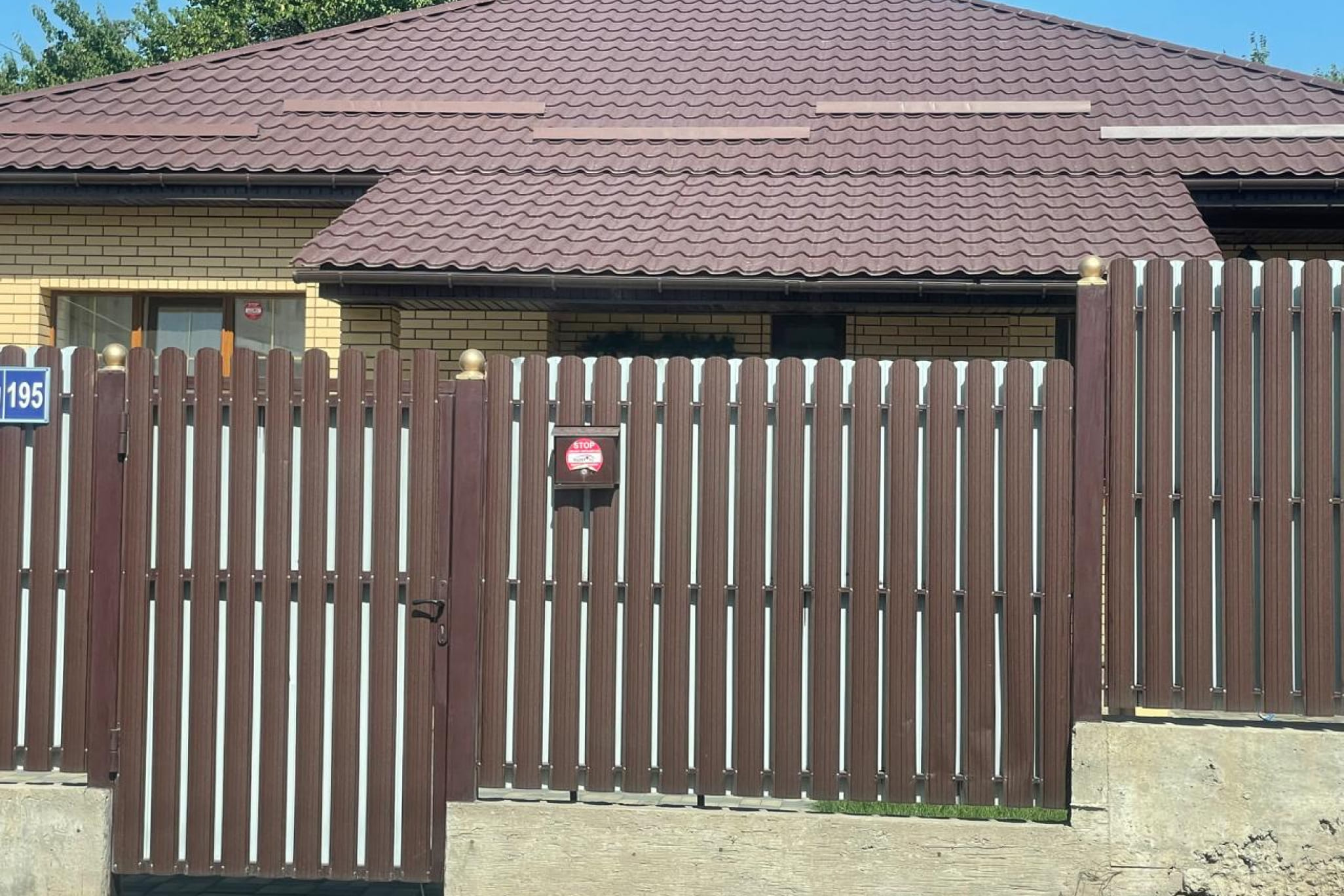 евроштакетник металлический коричневый